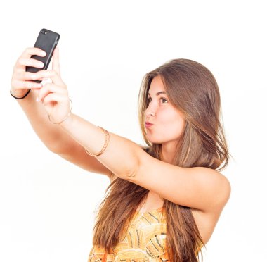 çekici genç kadın bir selfie alır