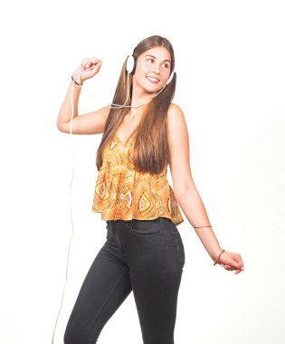 çekici genç kadın kulaklık ile dans