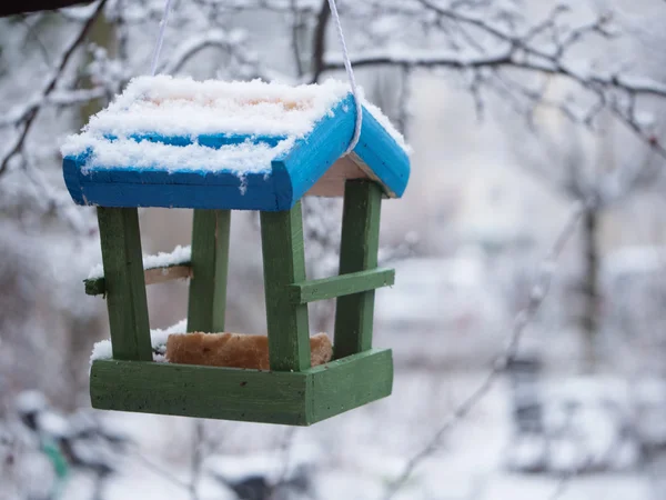 Birdhouse in de winter Rechtenvrije Stockfoto's