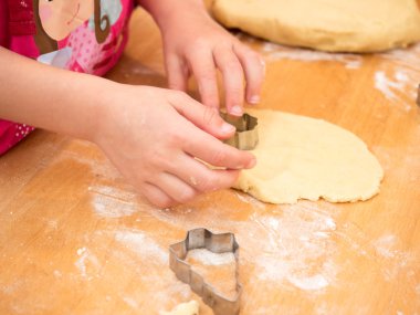 Noel zamanında kurabiye çocuk