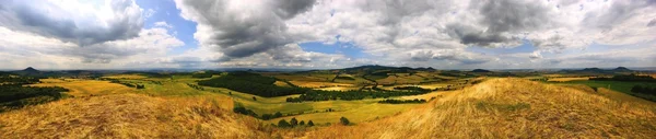 Blick auf das tschechische Zentralgebirge — Stockfoto