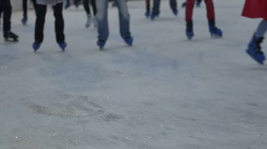 İnsanlar buz pateni yapıyor