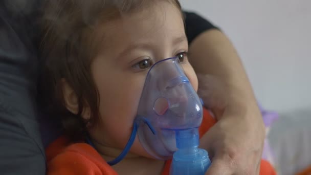 Niño haciendo nebulizador Teraphy — Vídeo de stock