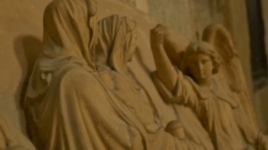 Melek heykel için değişen odak