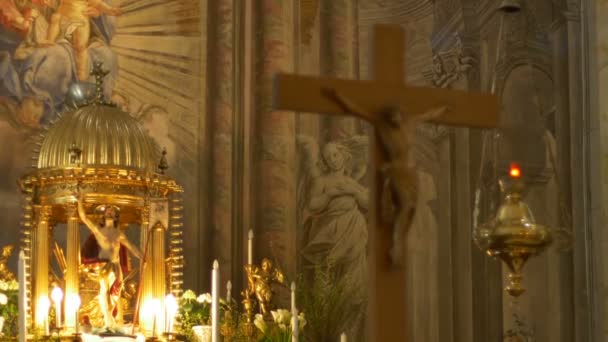 Altar y crucifijo de Jesús — Vídeo de stock