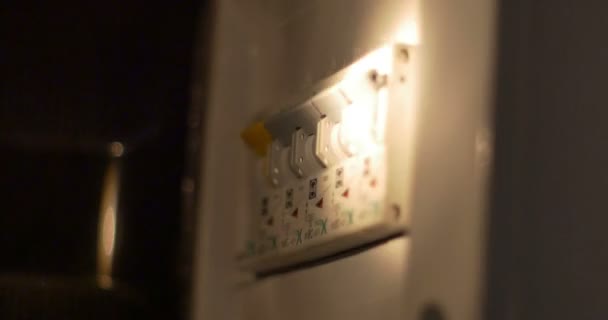 Desconectando los fusibles eléctricos — Vídeo de stock