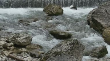 Kayalar ile fırtınalı Nehri