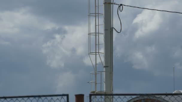 Antena de poste alto y reflector — Vídeo de stock