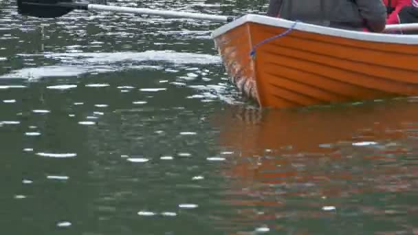 Bote deslizante en el agua — Vídeo de stock