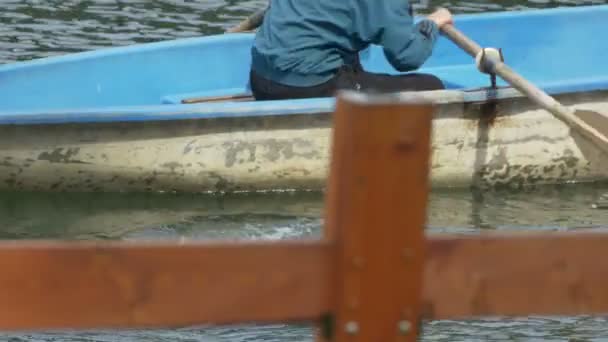 Remador y salida del barco — Vídeo de stock