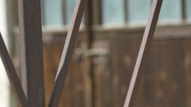 kilitli ahır kapısı