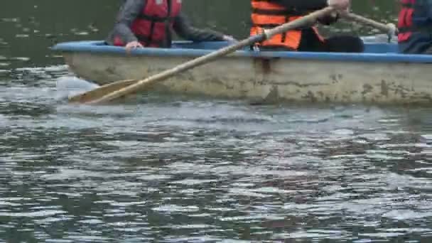 Remar pessoas com coletes de salvação — Vídeo de Stock