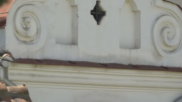 Estatua de monja en edificio de iglesia — Vídeos de Stock
