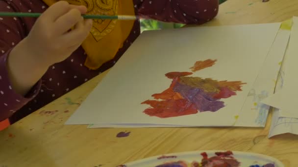 Kind schilderij met Tempera verven — Stockvideo