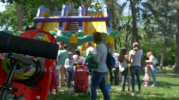 Niños en la diapositiva inflable — Vídeo de stock