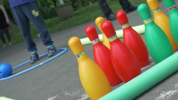 Niño jugando a los bolos — Vídeo de stock