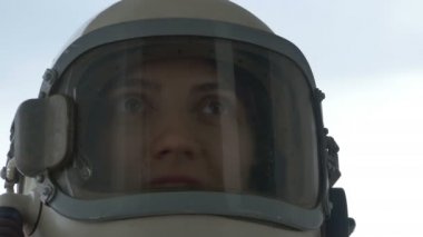 Mutlu astronot kadın