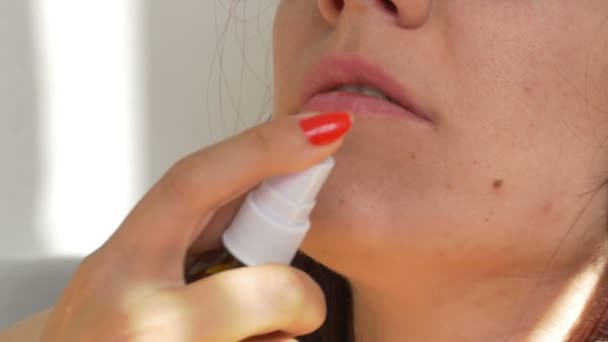 Nő permetezés gyógyszert a szájban — Stock videók