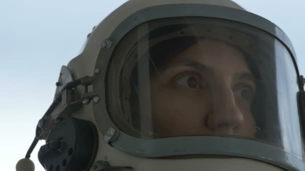 Mujer cosmonauta asustada y sufrida — Vídeo de stock