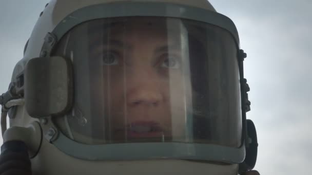 Vrouw Astronaut praten — Stockvideo