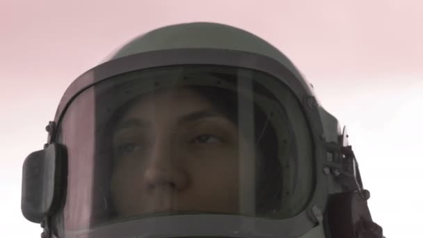 Напуганный космонавт на планете — стоковое видео