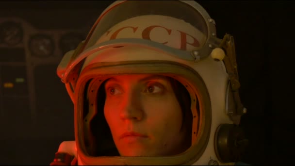 Cosmonauta rusa con casco Visor Up — Vídeos de Stock