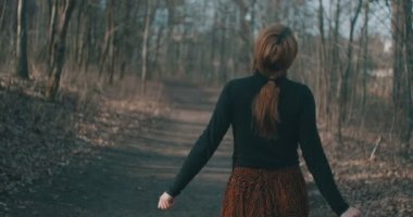 Neşeli kadın ormanda dans ediyor..