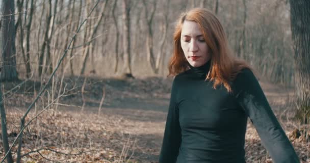 红头发的女人在森林里跳舞 — 图库视频影像