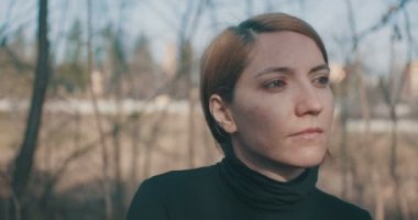 Siyah balıkçı yakalı mutlu bir kadının portresi..