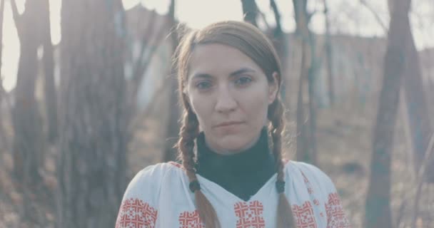 Portret Romskiej Kobiety Warkoczami Porannym Słońcu — Wideo stockowe