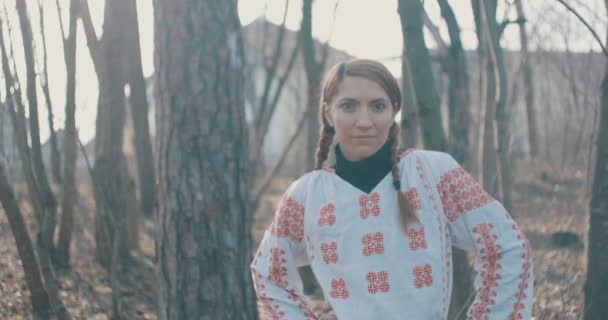 Πορτρέτο Παραδοσιακής Ρουμάνας Ντυμένης Γυναίκας Στο Δάσος — Αρχείο Βίντεο