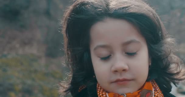 Porträt Eines Siebenjährigen Mädchens Einem Windigen Tag Der Natur — Stockvideo