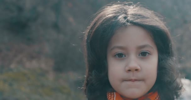 Retrato Una Niña Siete Años Naturaleza — Vídeo de stock