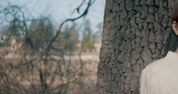 Retrato Una Mujer Con Cola Caballo Cerca Árbol Viejo — Vídeos de Stock