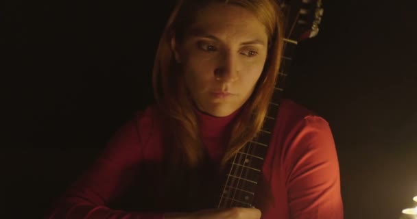 Mélancolique Femelle Avec Embrasser Une Guitare Dans Les Bougies Ambiance — Video
