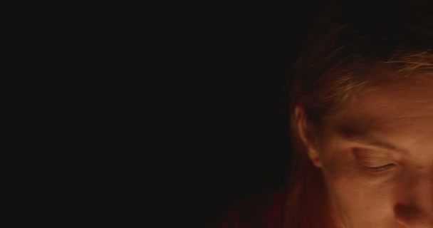 身穿红衫 心情舒畅的女人点着蜡烛 — 图库视频影像