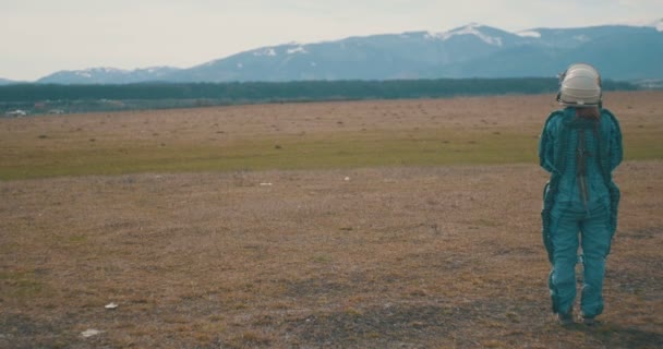 Traje Completo Mujer Astronauta Gorund Mirando Terreno — Vídeos de Stock