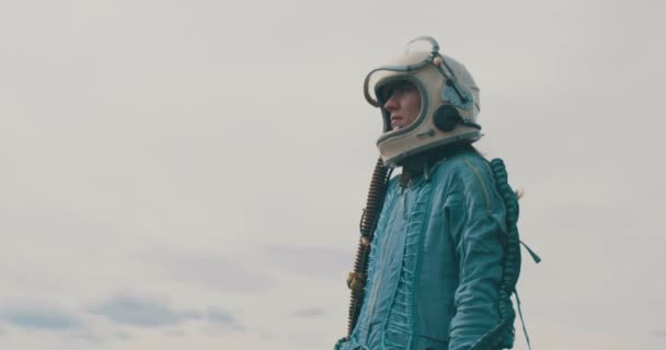 Kvinna Kosmonaut Ser Sig Omkring Och Inspekterar Området — Stockvideo