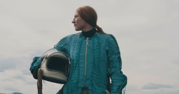 Cosmonaut Rood Haar Vrouw Zoek Rond Landingszone — Stockvideo