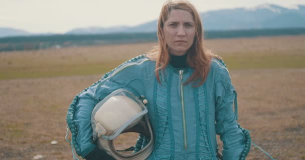 ヘルメットを手にした女性宇宙飛行士の肖像 — ストック動画
