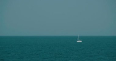 Karadeniz 'de sakin bir yaz gününde beyaz bir yat seyahat ediyor..