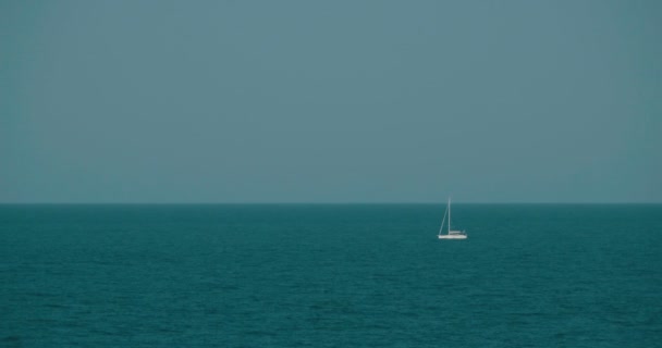 Yacht Blanc Voyageant Dans Une Journée Été Calme Sur Mer — Video