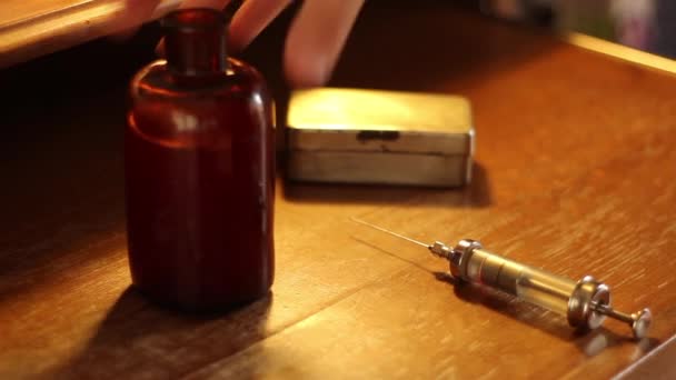 Oude voorbereiding van injectie — Stockvideo