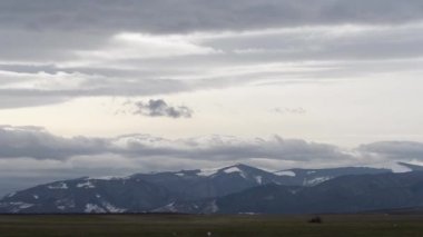 Karlı dağlar Timelapse üzerinde bulutlar