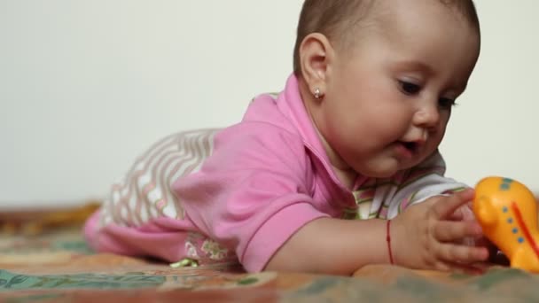 Menina bebê brincando com brinquedo — Vídeo de Stock