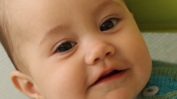 Mirando bebé — Vídeos de Stock