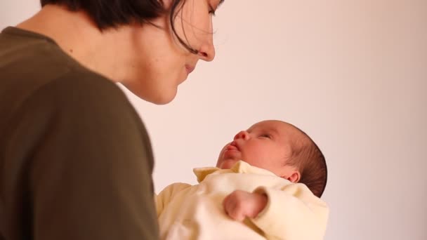 Младенец в руках матери — стоковое видео
