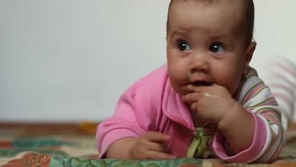 Brinca de bebê com os dedos — Vídeo de Stock