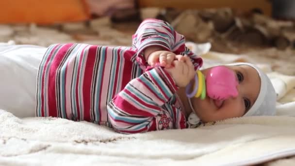 Baby mit Spielzeug in der Hand — Stockvideo