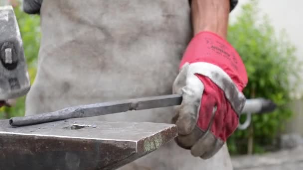 Smeden arbetar med stål — Stockvideo